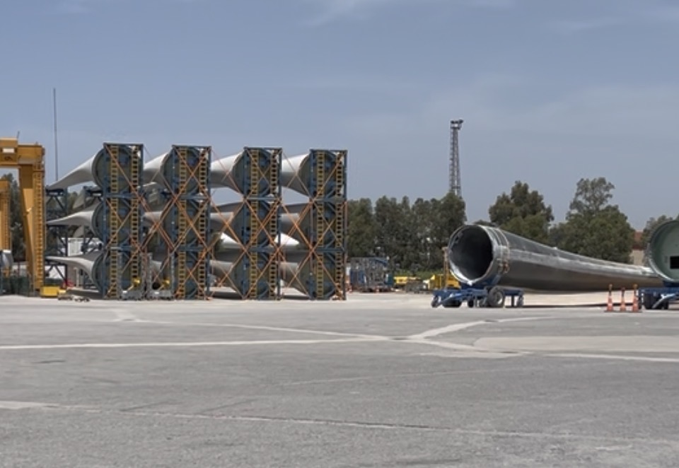Componentes de aerogeradores em área industrial