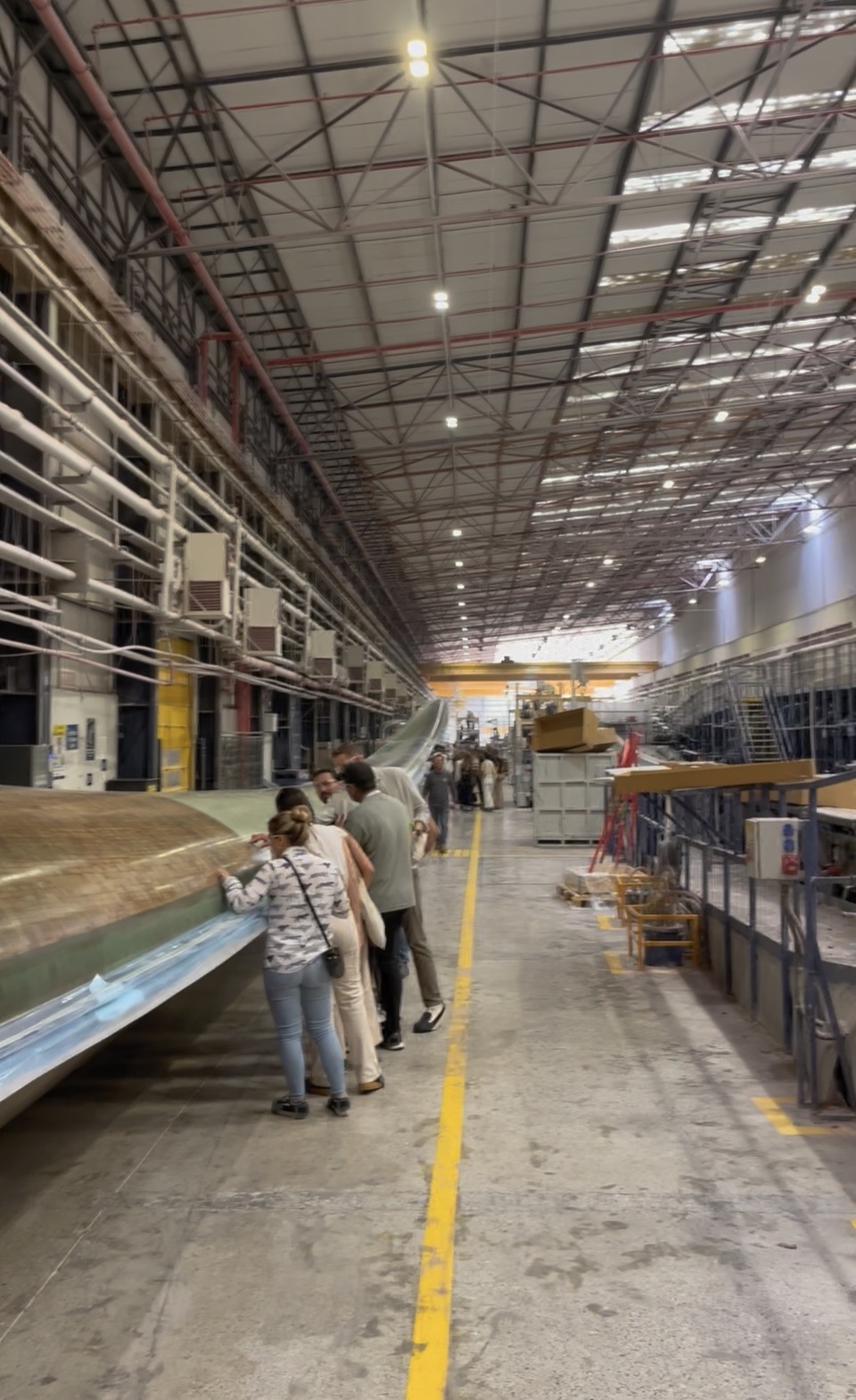 Ambiente industrial ligado à fabricação de componentes eólicos