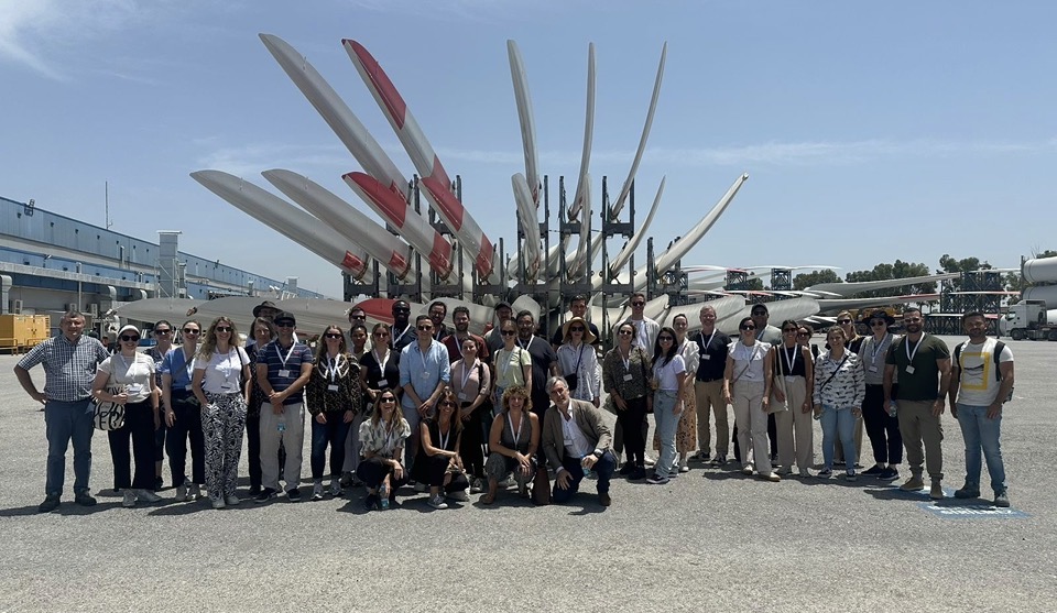 Grupo multidisciplinar em visita técnica a fábrica de componentes eólicos